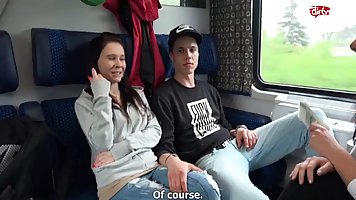 Брюнетка со своей мамочкой в поезде устроили групповой секс с двойным проникнове...